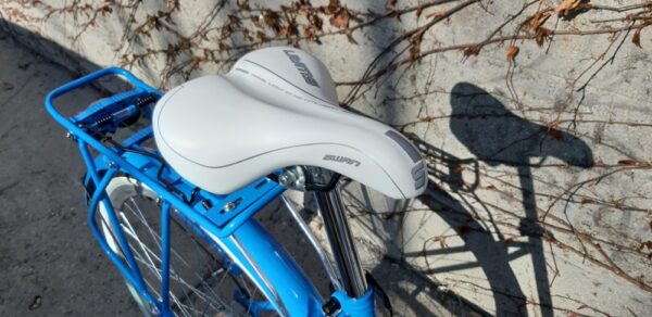 plavo-beli-cruiser-bicikl