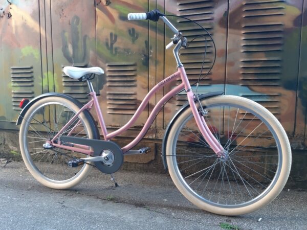 roze-sivi-cruiser-bicikl