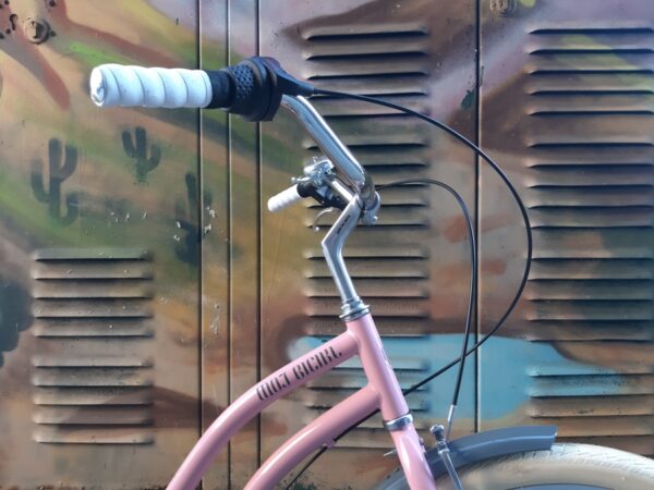 roze-sivi-cruiser-bicikl
